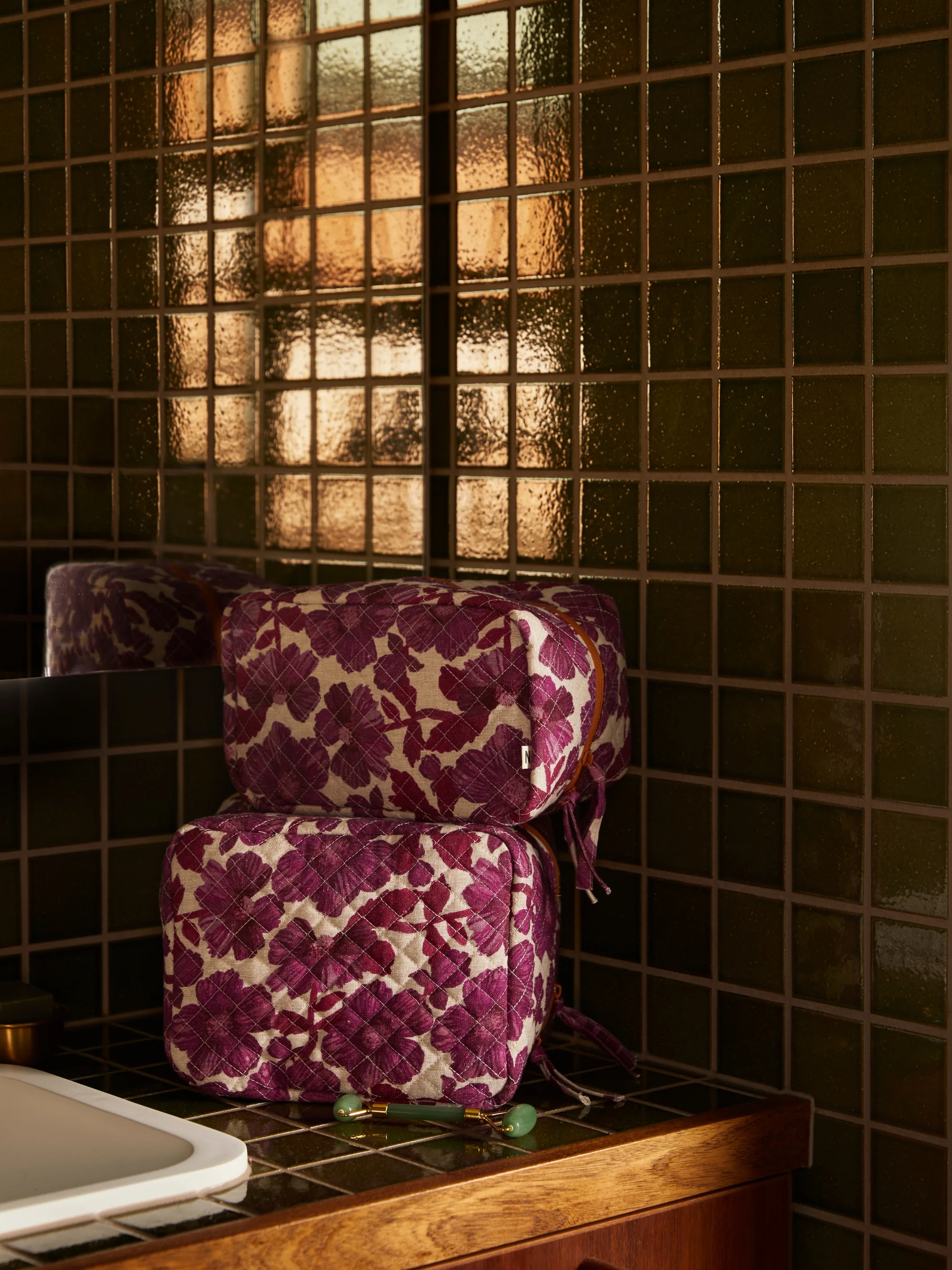 Leon Lilac Medium Toiletry Bag - Image 4